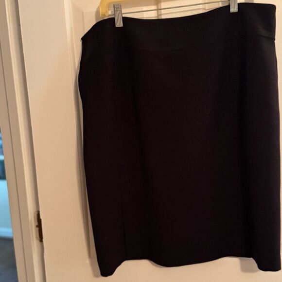 Chaus‎ Black skirt size 16. Back slits. Zipper and hook and eye on the side. - Picture 6 of 8